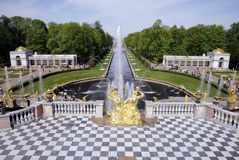 Castle gardens with Grand Cascade, Peterhof Palace, UNESCO World Heritage Site, Peterhof, St. Petersburg, Russia, Eurasia