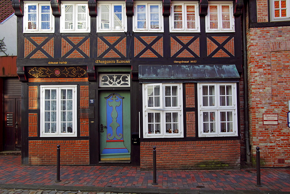 Historic house from the 17th century, timber-framed house with decorative wood door and bay window, two-story gabled house, historic building in the old town of Buxtehude, Altes Land area, Lower Saxony, Germany, Europe