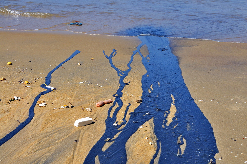 Oil slick on the beach, Galle, Sri Lanka, Ceylon, South Asia