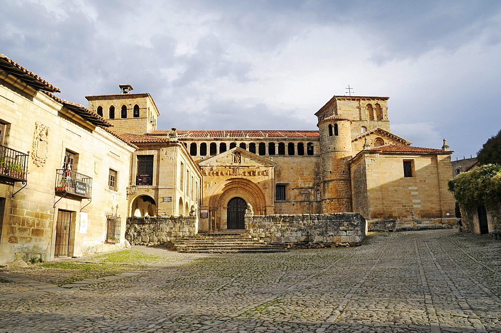 Romanesque collegiate church, Santillana del Mar, medieval town, historic buildings, Cantabria, Spain, Europe