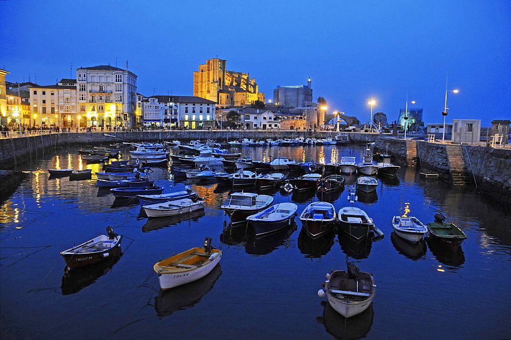 Evening mood, harbour with boats, Castro Urdiales, Gulf of Biscay, Cantabria, Spain, Europe