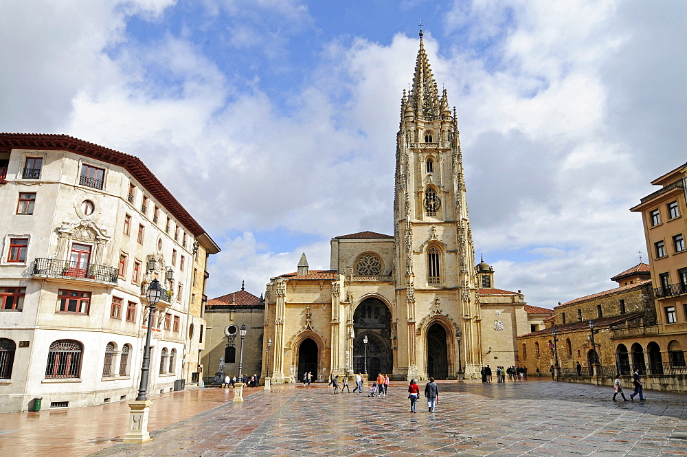 San Salvador Cathedral, Plaza Alfonso II, Oviedo, Asturias, Spain, Europe