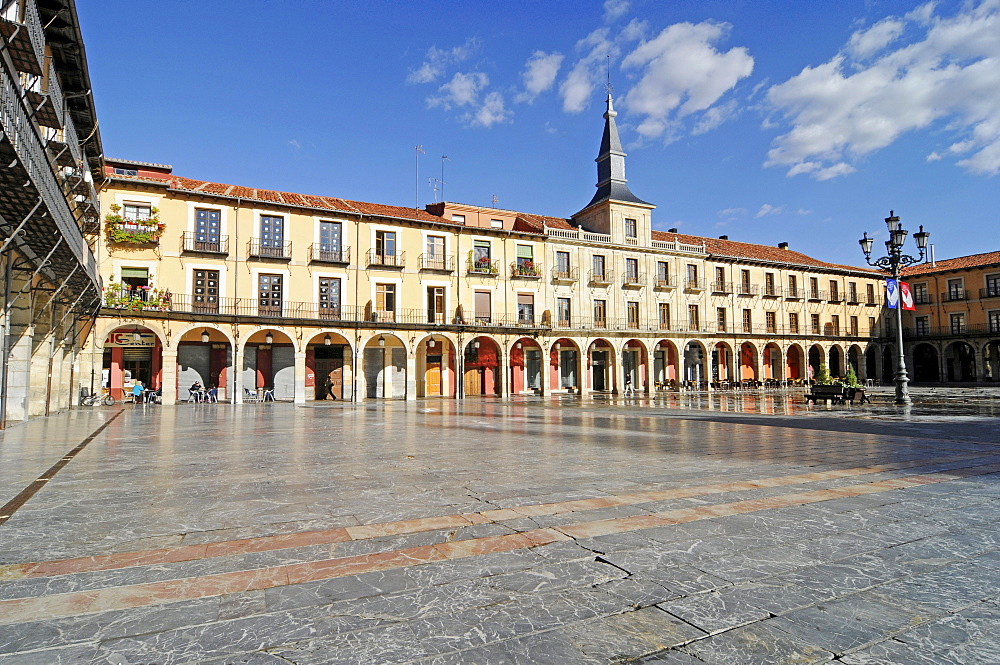 Arcades, Plaza Mayor square, Leon, Castilla y Leon province, Spain, Europe