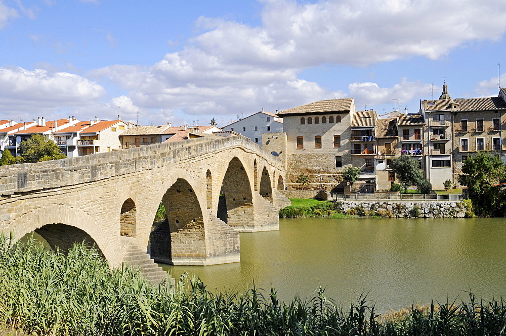 Romanica puente bridge over the Arga river, Camino de Santiago or the Way of St James, Puente la Reina, Pamplona, Navarra, Spain, Europe