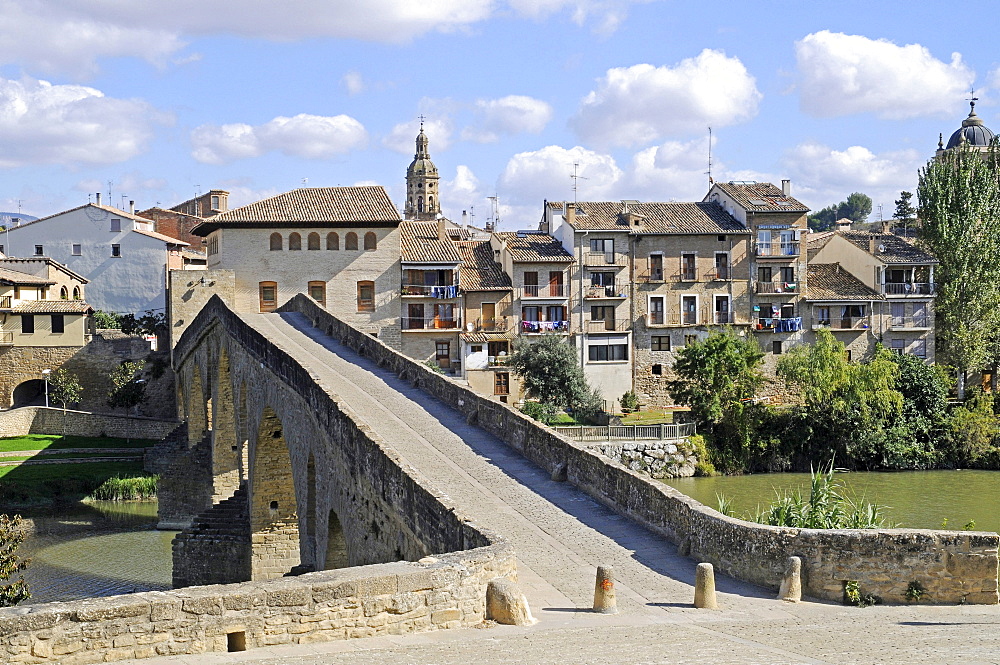 Romanica puente bridge over the Arga river, Camino de Santiago or the Way of St James, Puente la Reina, Pamplona, Navarra, Spain, Europe