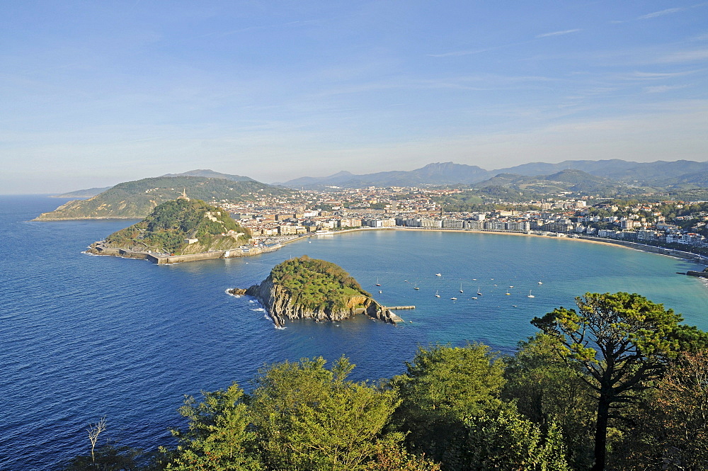 Mt Monte Urgull, Santa Clara, small island, La Concha, bay, beach, view from Mt Monte Igueldo, San Sebastian, Pais Vasco, Basque Country, Spain, Europe