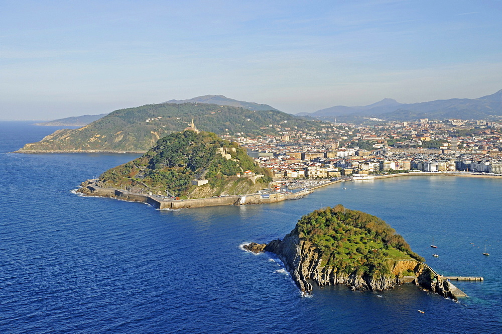 Mt Monte Urgull, Santa Clara, small island, La Concha, bay, beach, view from Mt Monte Igueldo, San Sebastian, Pais Vasco, Basque Country, Spain, Europe