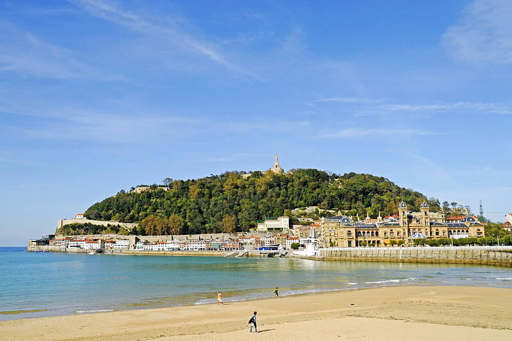 La Concha Bay, beach, waterfront, harbour area, Mt Mounte Urgull, San Sebastian, Pais Vasco, Basque Country, Spain, Europe