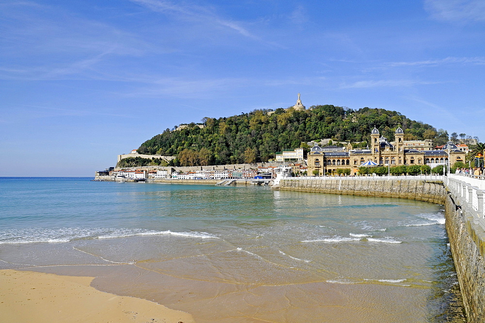 La Concha Bay, beach, waterfront, harbour area, Mt Mounte Urgull, San Sebastian, Pais Vasco, Basque Country, Spain, Europe