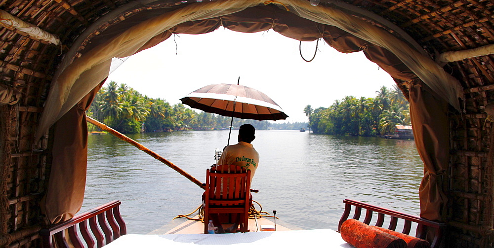 Skipper, helmsman, of a houseboat on a canal, Haripad, Alappuzha, Alleppey, Kerala, India, Asia