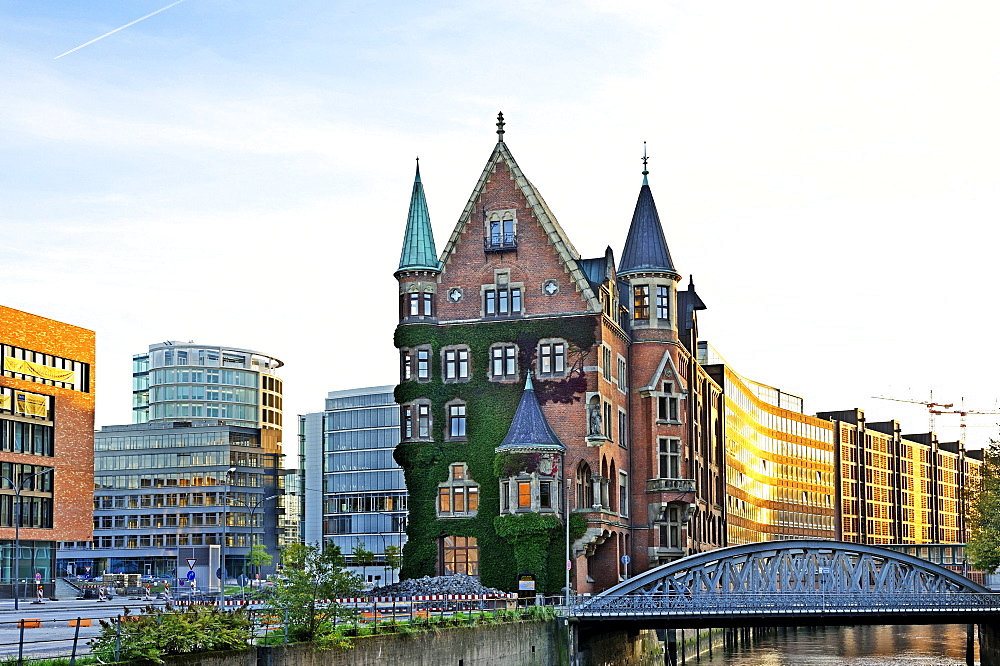 Warehouse Block O in the Speicherstadt warehouse district and new buildings in HafenCity in Hamburg, Germany, Europe