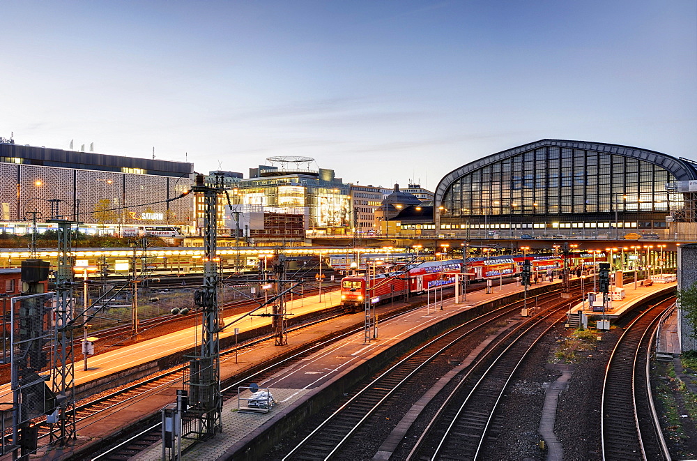 Central Railway Station in Hamburg in the evening, Hamburg, Germany, Europe