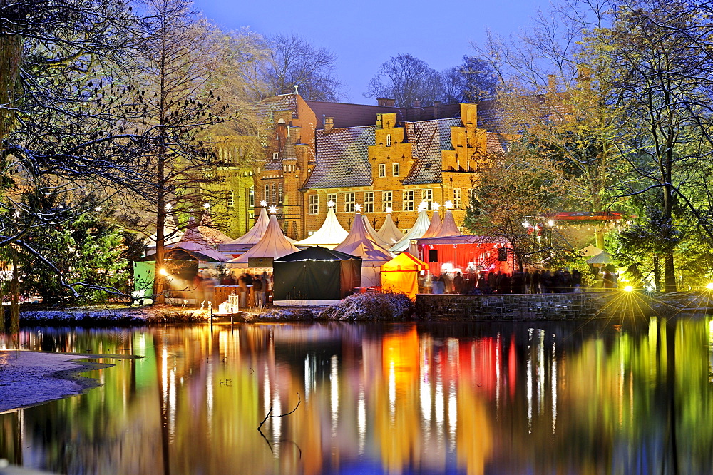 Christmas market and Bergedorfer Schloss Castle in Bergedorf, Hamburg, Germany, Europe