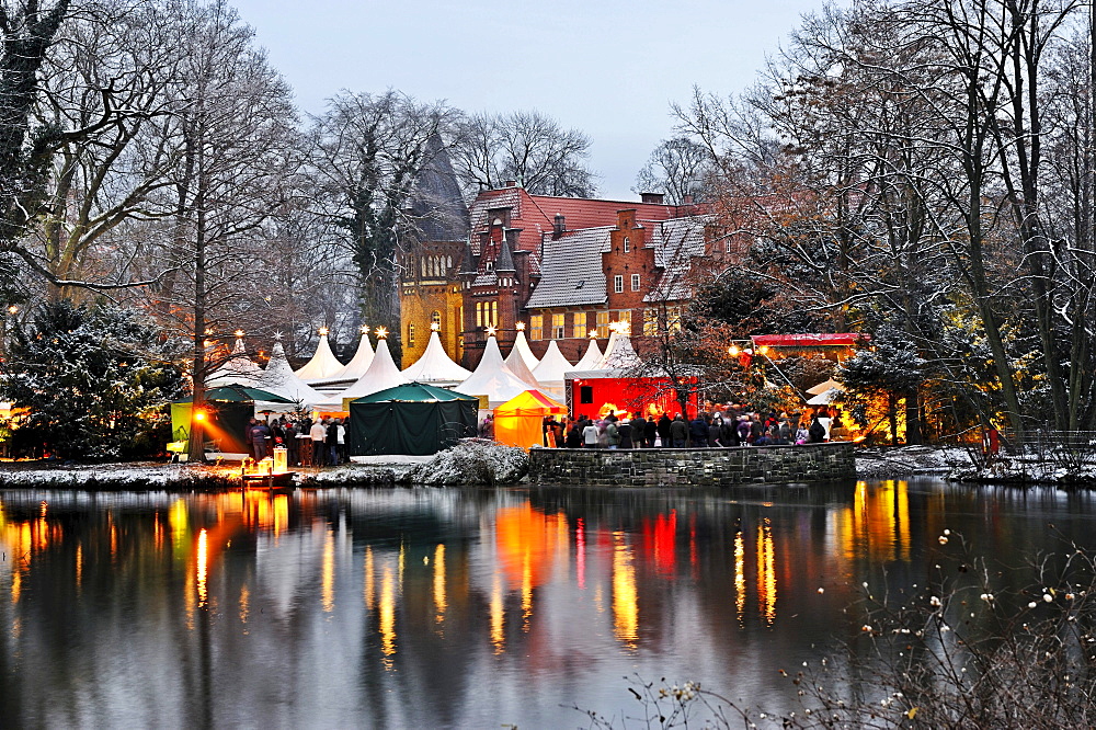 Christmas market and Bergedorfer Schloss Castle in Bergedorf, Hamburg, Germany, Europe