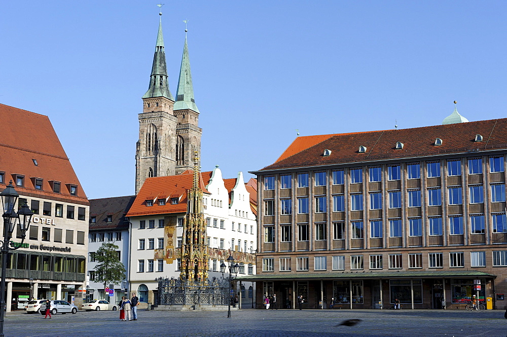 Hauptmarkt main square with Schoener Brunnen fountain and Sebalduskirche church of St. Sebaldus, Nuremberg, Middle Franconia, Bavaria, Germany, Europe