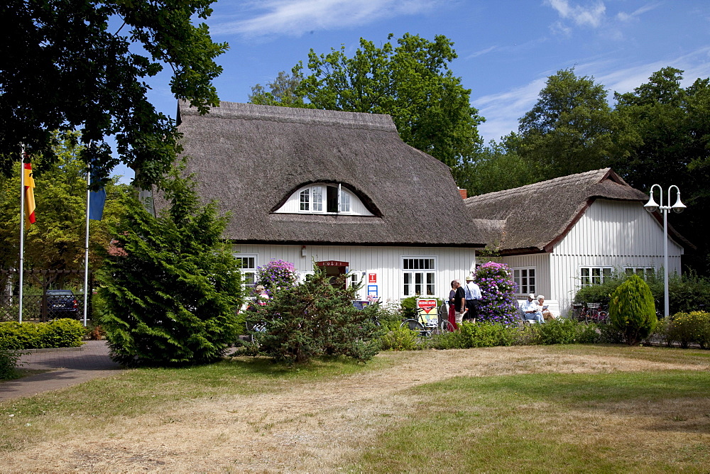 Tourist information, thatched cottage, Prerow Baltic resort, Fischland-Darss-Zingst peninsula, Mecklenburg-Western Pomerania, Germany, Europe