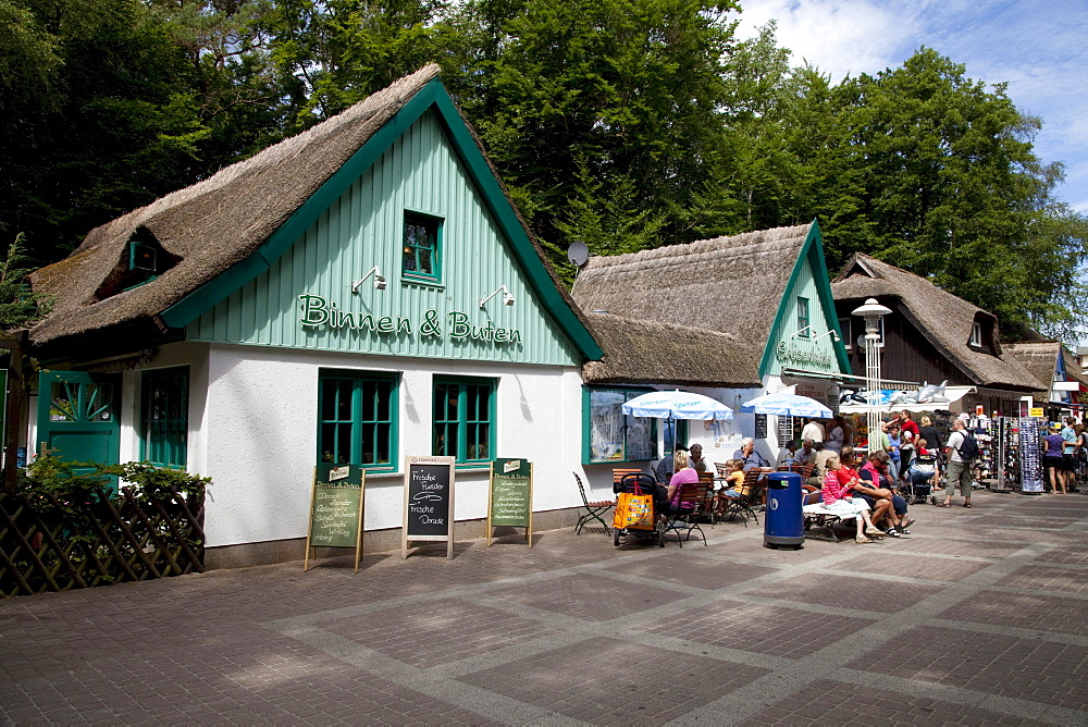 Thatched houses on the promenade, Prerow Baltic resort, Fischland-Darss-Zingst peninsula, Mecklenburg-Western Pomerania, Germany, Europe