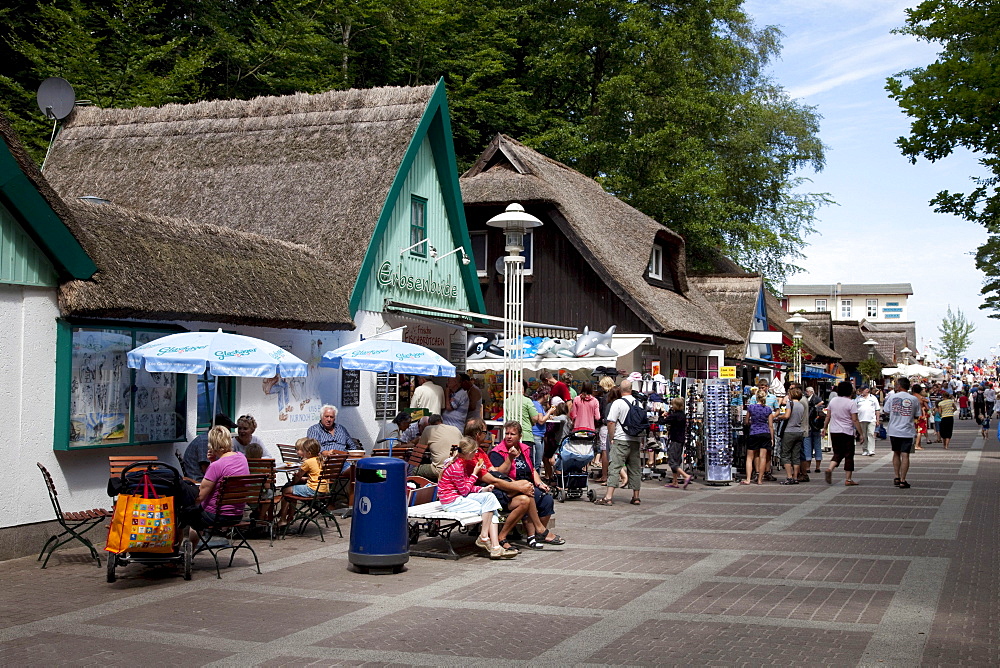 Thatched houses on the promenade, Prerow Baltic resort, Fischland-Darss-Zingst peninsula, Mecklenburg-Western Pomerania, Germany, Europe