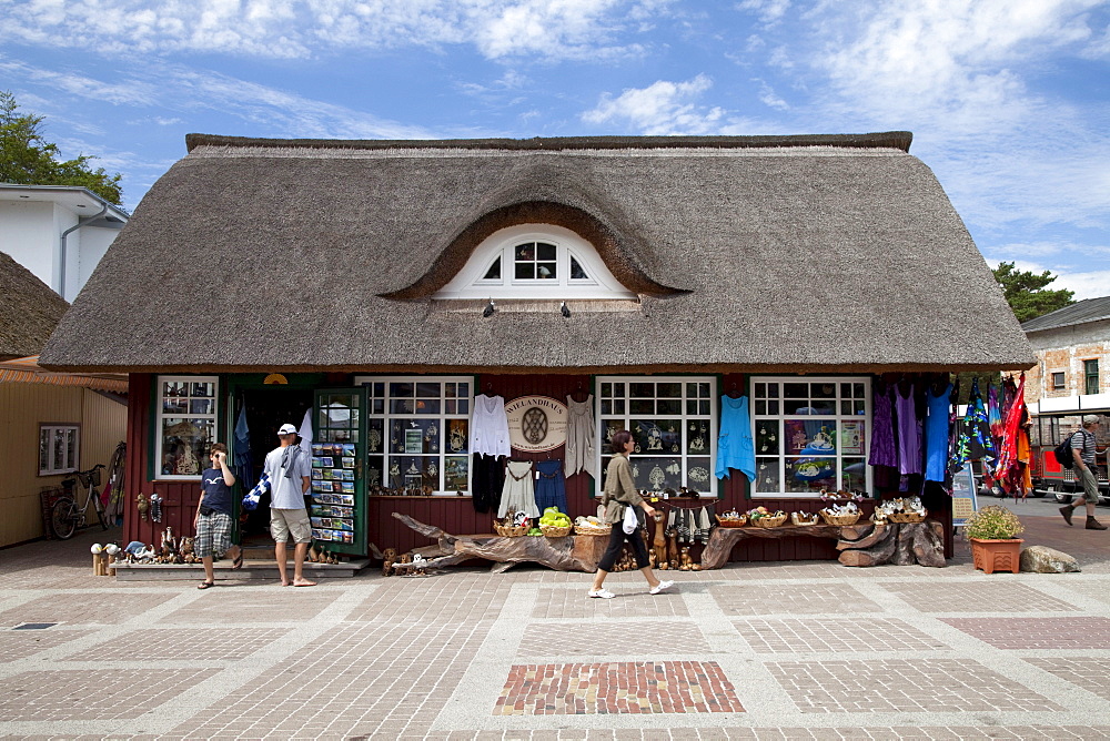 Souvenir shop on the promenade, Prerow Baltic resort, Fischland-Darss-Zingst peninsula, Mecklenburg-Western Pomerania, Germany, Europe