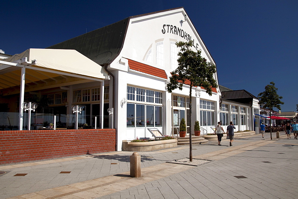 Beach hall on the beach promenade, Baltic Sea resort town of Groemitz, Luebeck Bay, Baltic Sea coast, Schleswig-Holstein, Germany, Europe