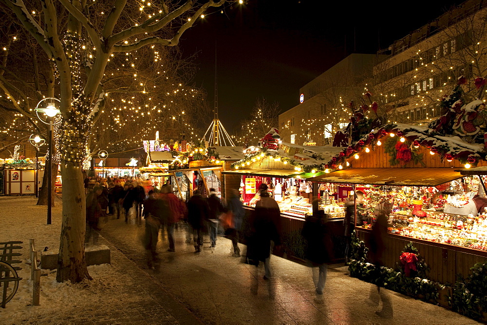 Christmas market, Kleppingstrasse, Dortmund, Ruhr area, North Rhine-Westphalia, Germany, Europe