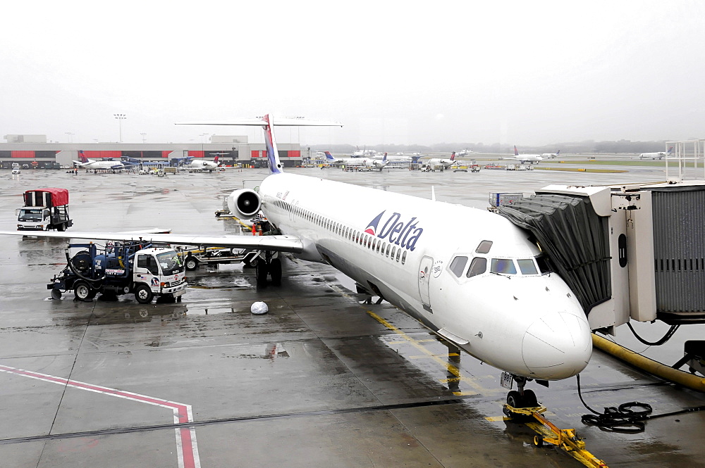 Delta aircraft before take-off, Hartsfield-Jackson Atlanta International Airport, Atlanta Airport, Atlanta, USA, North America