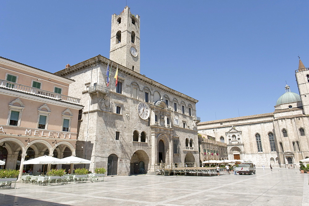 Palazzo dei Capitani del Popolo, with civic tower, Piazza del Popolo, Ascoli Piceno, Marches, Italy, Europe