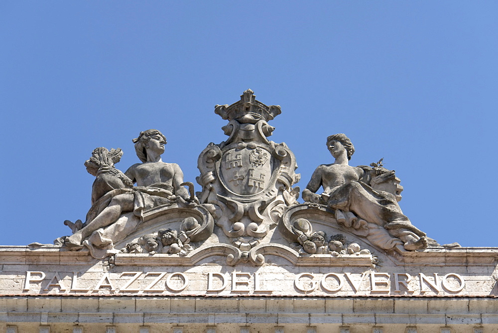 Sculptures on the attic of the Palazzo del Governo, which hosts the Prefecture and the Province, with sculptures by Romolo del Gobbo, Ascoli Piceno, Marches, Italy, Europe