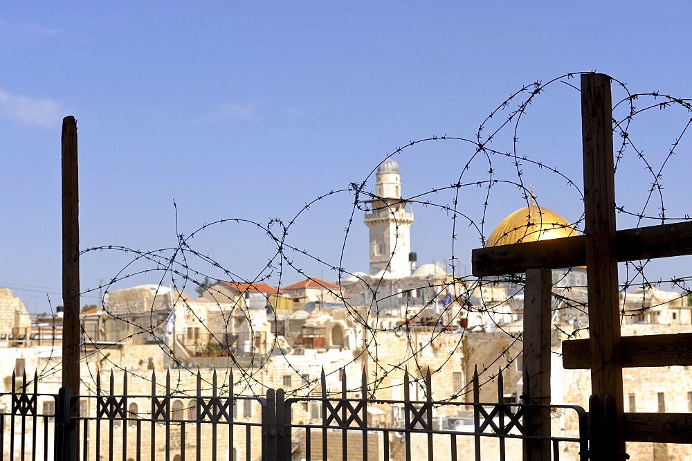 Temple Mount and Dome of the Rock, behind barbed wire, Jerusalem, Israel, Middle East, Southwest Asia