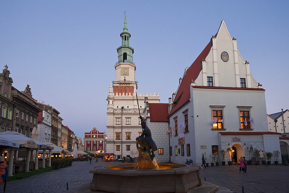 Town hall and Neptun fountain, Rynek market square, Poznan, Wielkopolska, Poland, Europe