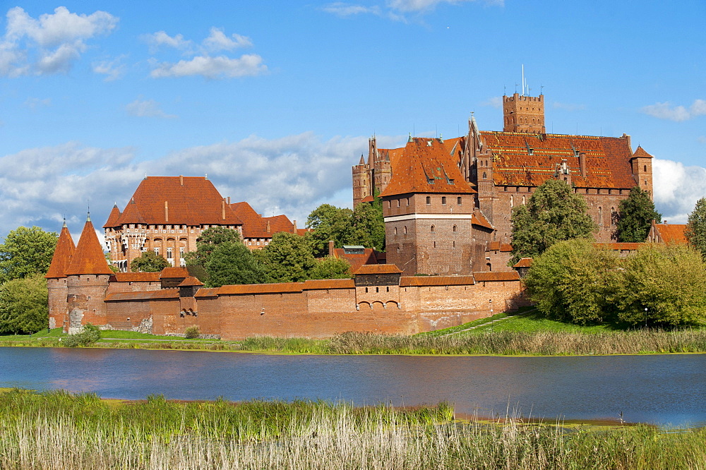 Malbork Castle with Nogat, Malbork, Pomerania, Poland, Europe