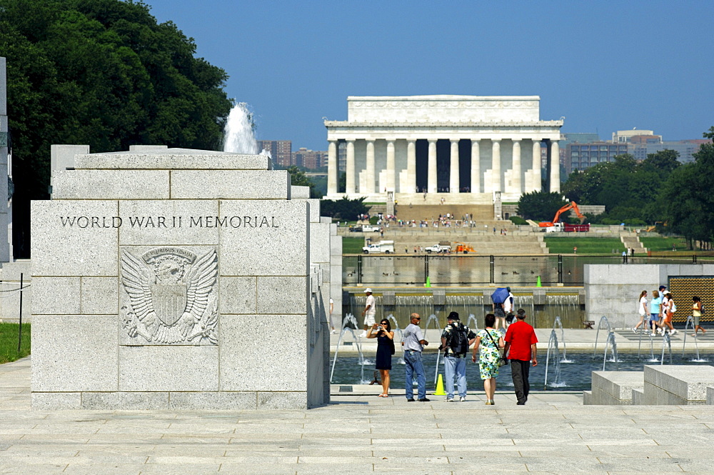 World War II Memorial, the Lincoln Memorial in the back, Washington DC, USA, America