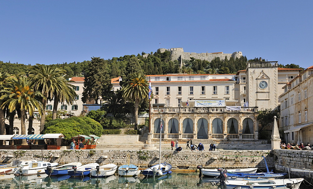 Venetian Loggia and the harbour with boats, Hvar, Hvar Island, Croatia, Europe