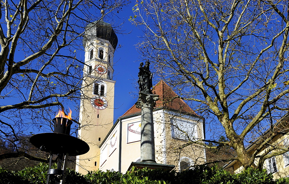 Parish Church of St. Andrew and St. Mary's Column, Marienplatz square in Wolfratshausen, Bavaria, Germany, Europe