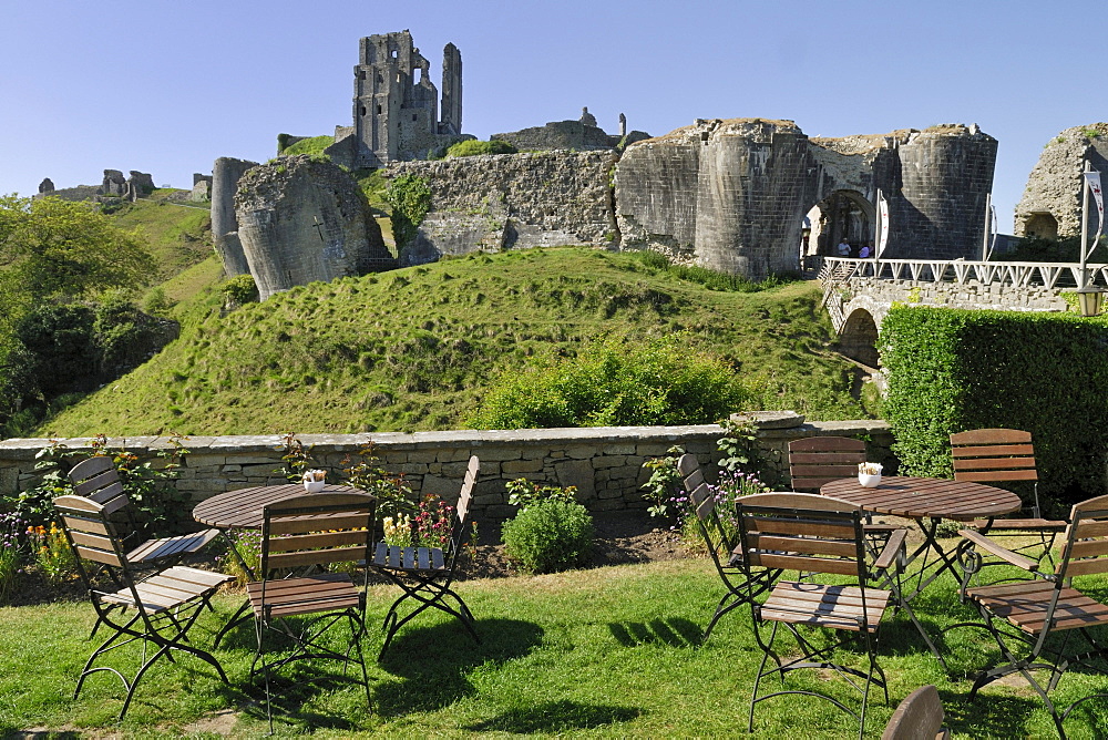 Cafe next to Corfe castle ruin, located in Corfe Castle Village, Dorset, southern England, England, UK, Europe