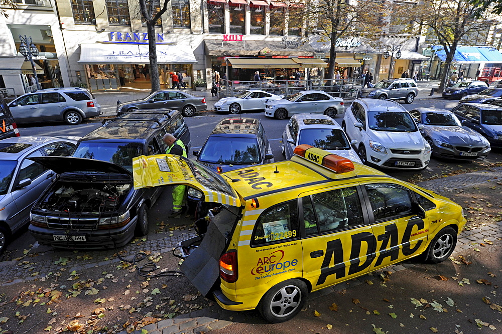 Employees of the ADAC automobile club helping with car troubles, Duesseldorf, North Rhine-Westphalia, Germany, Europe