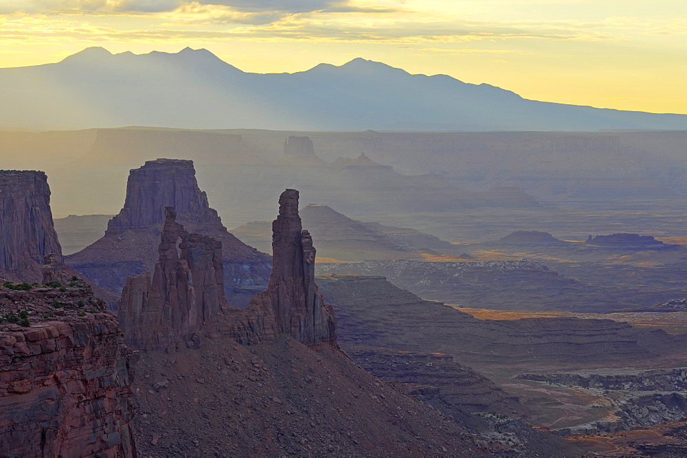 Washer Woman Arch, Buck Canyon, at dawn, Island in the Sky, Canyonlands National Park, Moab, Utah, USA, America