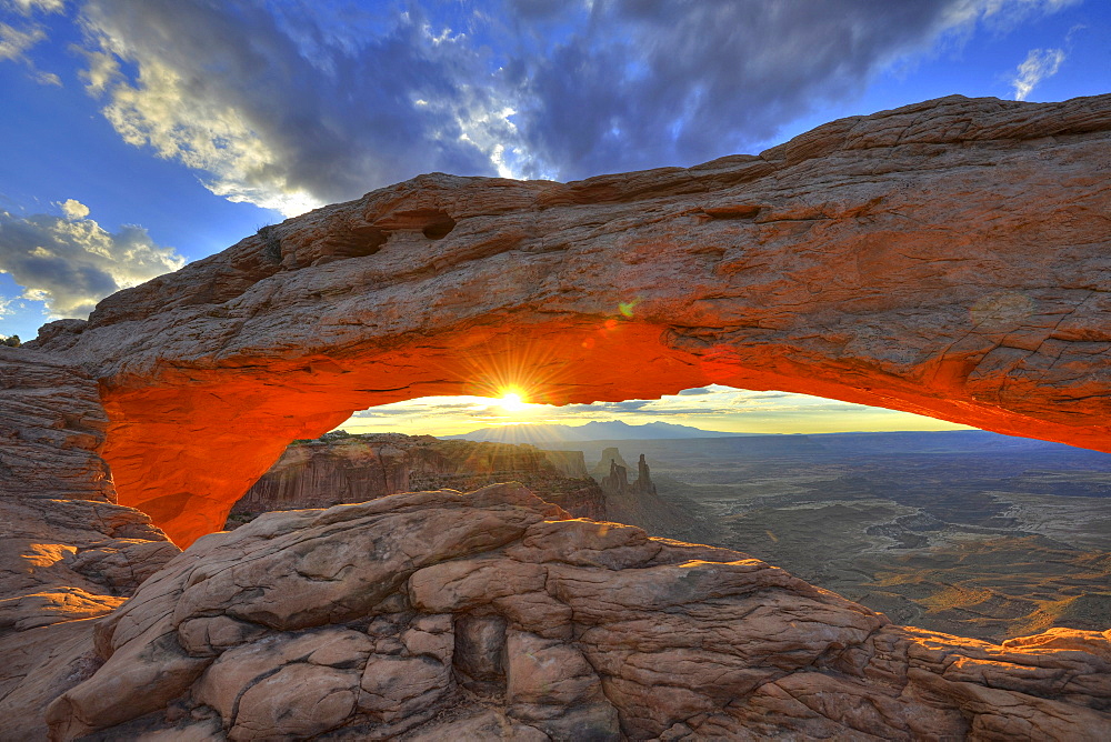 Mesa Arch stone arch at sunrise, Island in the Sky, Canyonlands National Park, Moab, Utah, USA, America