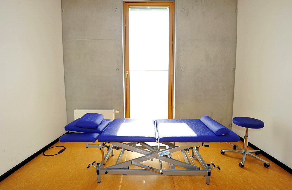 Medical treatment room for back training according to the DAVID concept, an apparatus-supported method for the analysis and improvement of the functional condition of the spine