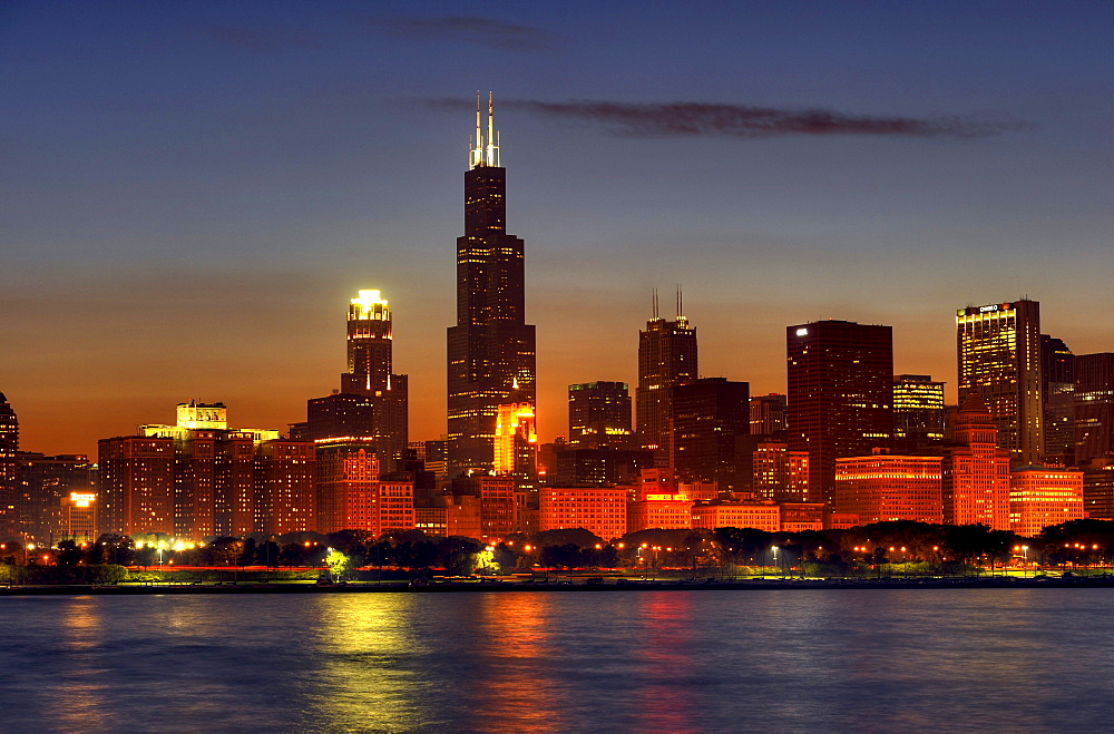 Night shot, Willis Tower, named Sears Tower until 2009, 311 South Wacker, skyscrapers, Lake Michigan, Chicago, Illinois, United States of America, USA