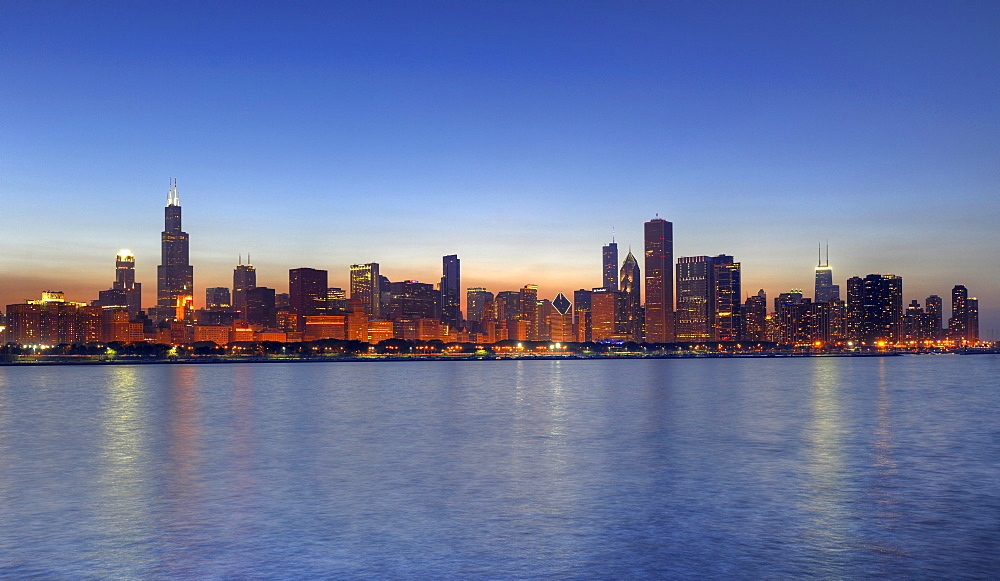 Night shot, Willis Tower, formerly named Sears Tower, 311 South Wacker, John Hancock Center, Aon Center, Two Prudential Plaza, Smurfit-Stone Building, Trump International Tower, skyscrapers, skyline, Lake Michigan, Chicago, Illinois, United States of Amer