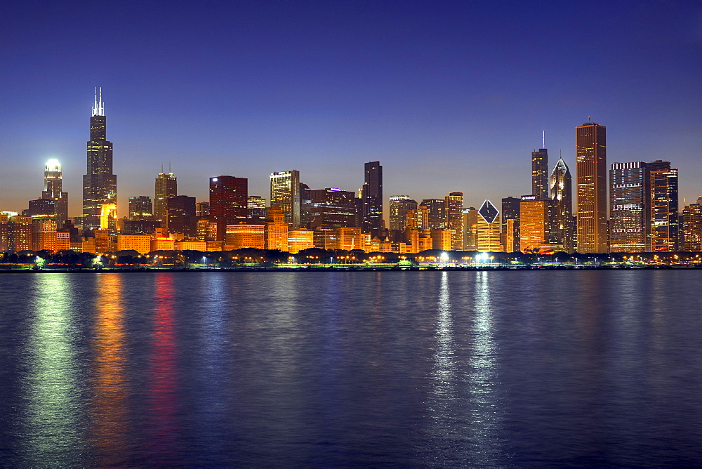 Night shot, Willis Tower, formerly named Sears Tower, 311 South Wacker, John Hancock Center, Aon Center, 77 West Wacker Drive, Two Prudential Plaza, Smurfit-Stone Building, Trump International Tower, skyscrapers, skyline, Lake Michigan, Chicago, Illinois,