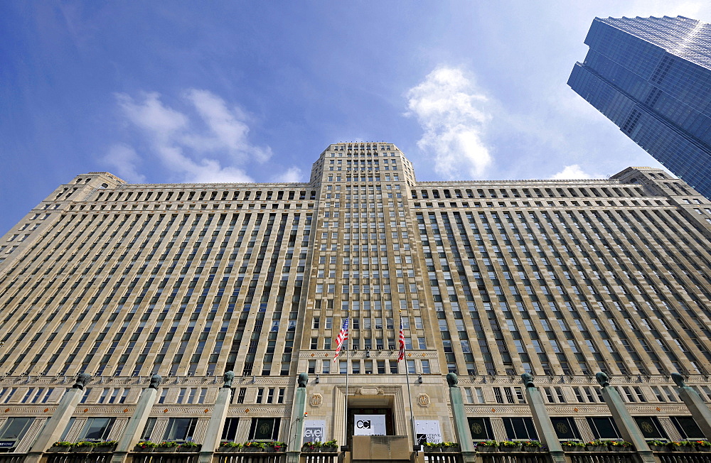 View from the Chicago River towards Merchandise Mart, or Merch Mart, trade center, Art Deco, Loop, Chicago, Illinois, United States of America, USA