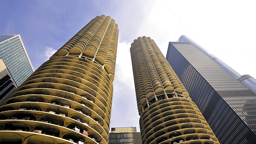 View from the Chicago River towards the Marina City Twin Towers, Loop, Chicago, Illinois, United States of America, USA