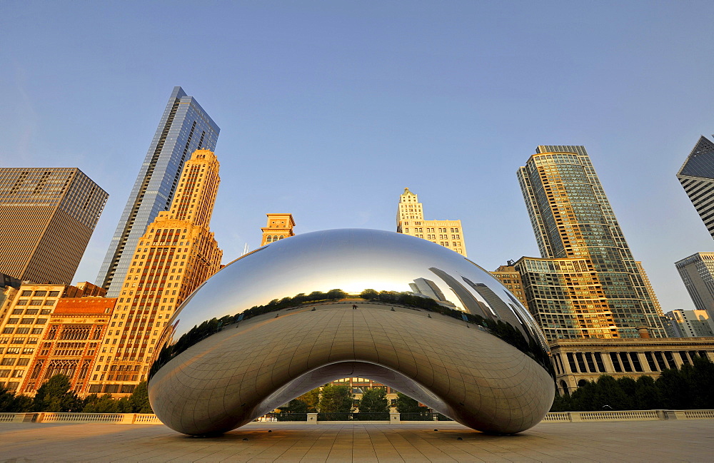 Cloud Gate sculpture, nicknamed The Bean, created by Anish Kapoor, in front of the skyline with Legacy at Millennium Park Building, The Heritage, Pittsfield Building, AT&T Plaza, Millennium Park, Chicago, Illinois, United States of America, USA