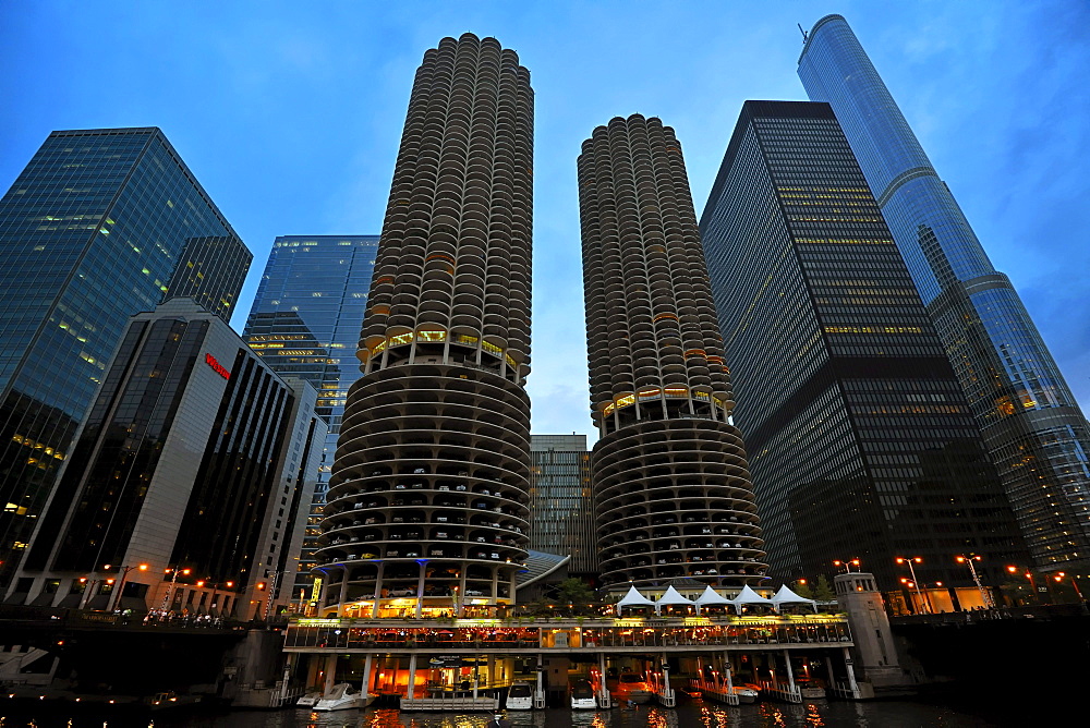 Twilight on the Chicago Riverwalk, promenade on the Chicago River Loop, skyline, Trump International Tower, Marina City Twin Towers with the marina, 330 North Wabash, the former IBM Building, Chicago, Illinois, United States of America, USA, North America