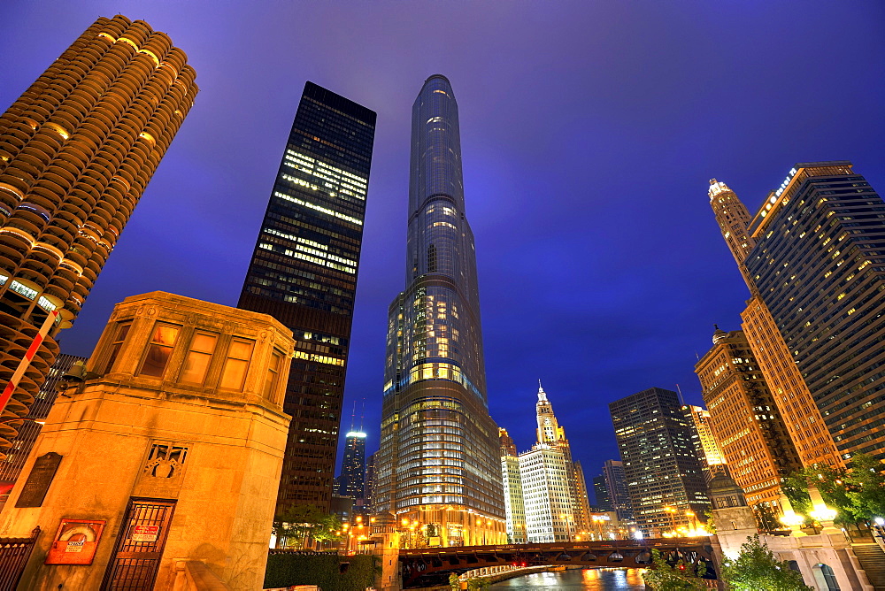 Night shot, Bataan Corregidor Memorial Bridge, River Loop, skyline, Marina City Twin Towers, 330 North Wabash, former IBM Building, John Hancock Center, Trump International Tower, Wrigley Building, Chicago University, Chicago, Illinois, United States of A