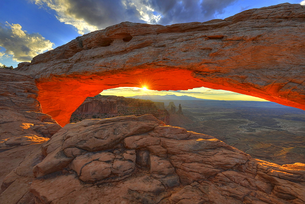 Mesa Arch, stone arch, at sunrise, Island in the Sky, Canyonlands National Park, Moab, Utah, USA, North America