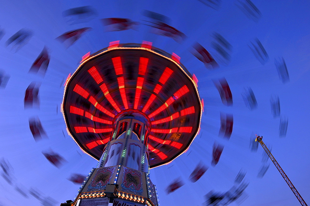 Chair-o-planes or swing carousel at dusk, Cannstatter Wasen or Volksfest, Stuttgart Beer Festival, Wasen, Bad Cannstatt, Stuttgart, Baden-Wuerttemberg, Germany, Europe