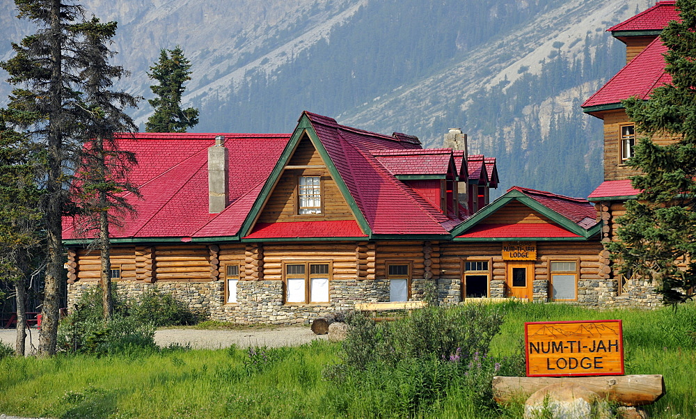 Num-Ti-Jah Lodge, Bow Lake, Icefields Parkway, Banff National Park, Canadian Rocky Mountains, Alberta, Canada